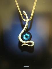 Diamond-Embrace-pendant-with-pearl