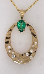 Emerald-Pendant-hammered-gold-oval