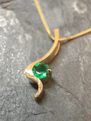 Stream-pendant-with-emerald